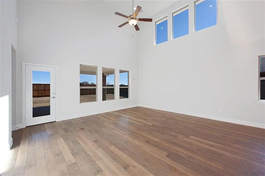 Living room with tall ceiling, clerestory windows and ceiling fan